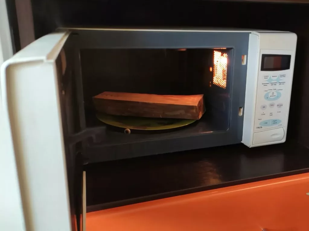 Drying wood in microwave oven is possible